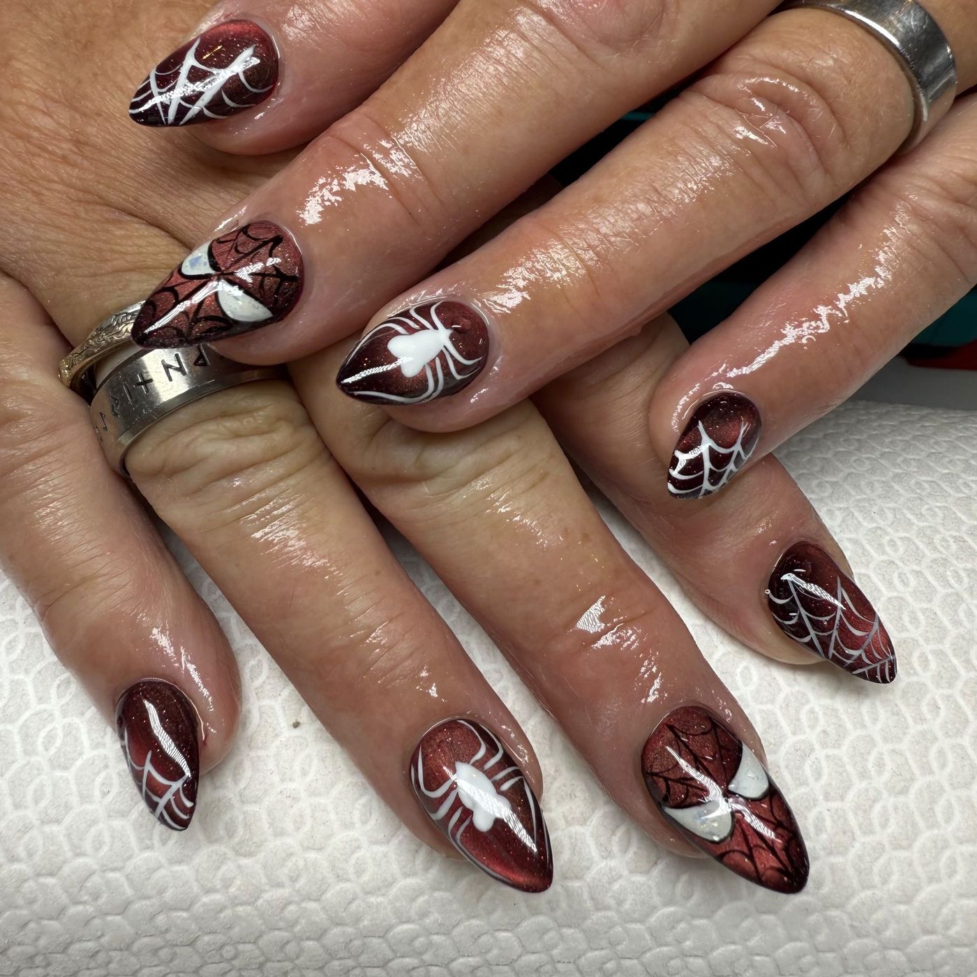 Bordeaux nagels met witte spinnenwebben