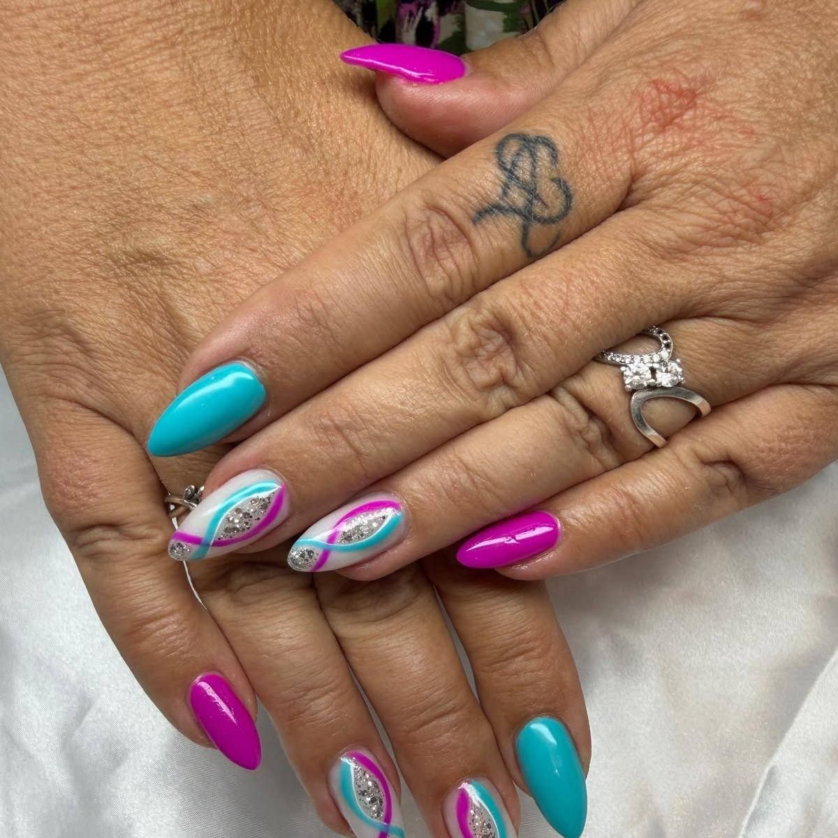 Turquoise, roze en paarse nail art