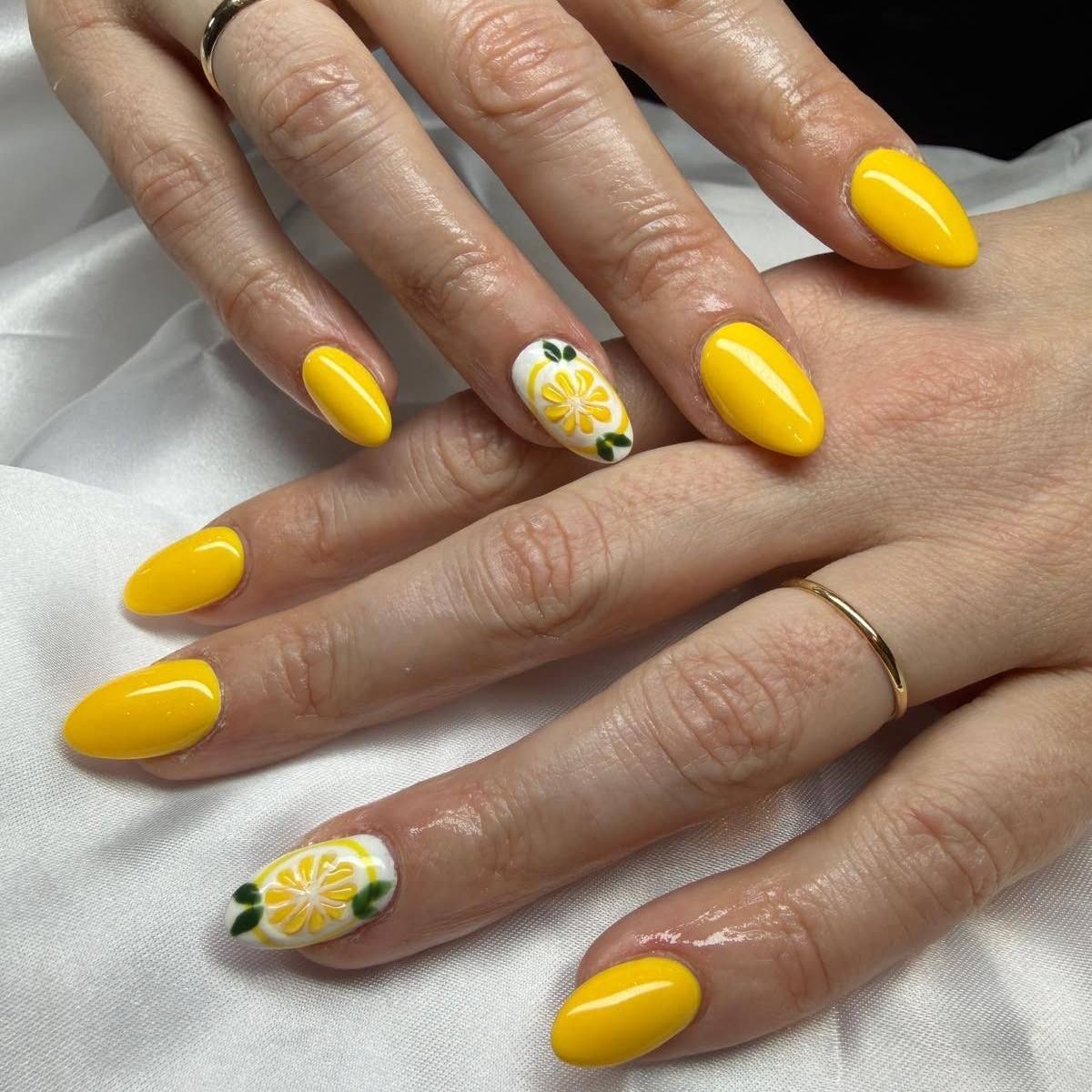 Gele nagels met citroentjes