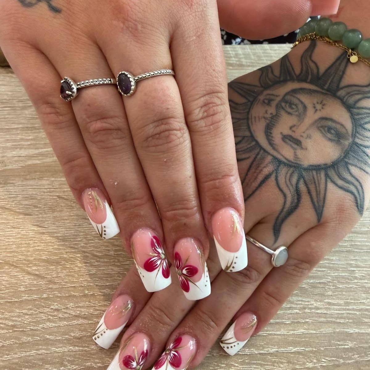 French met rode bloemen