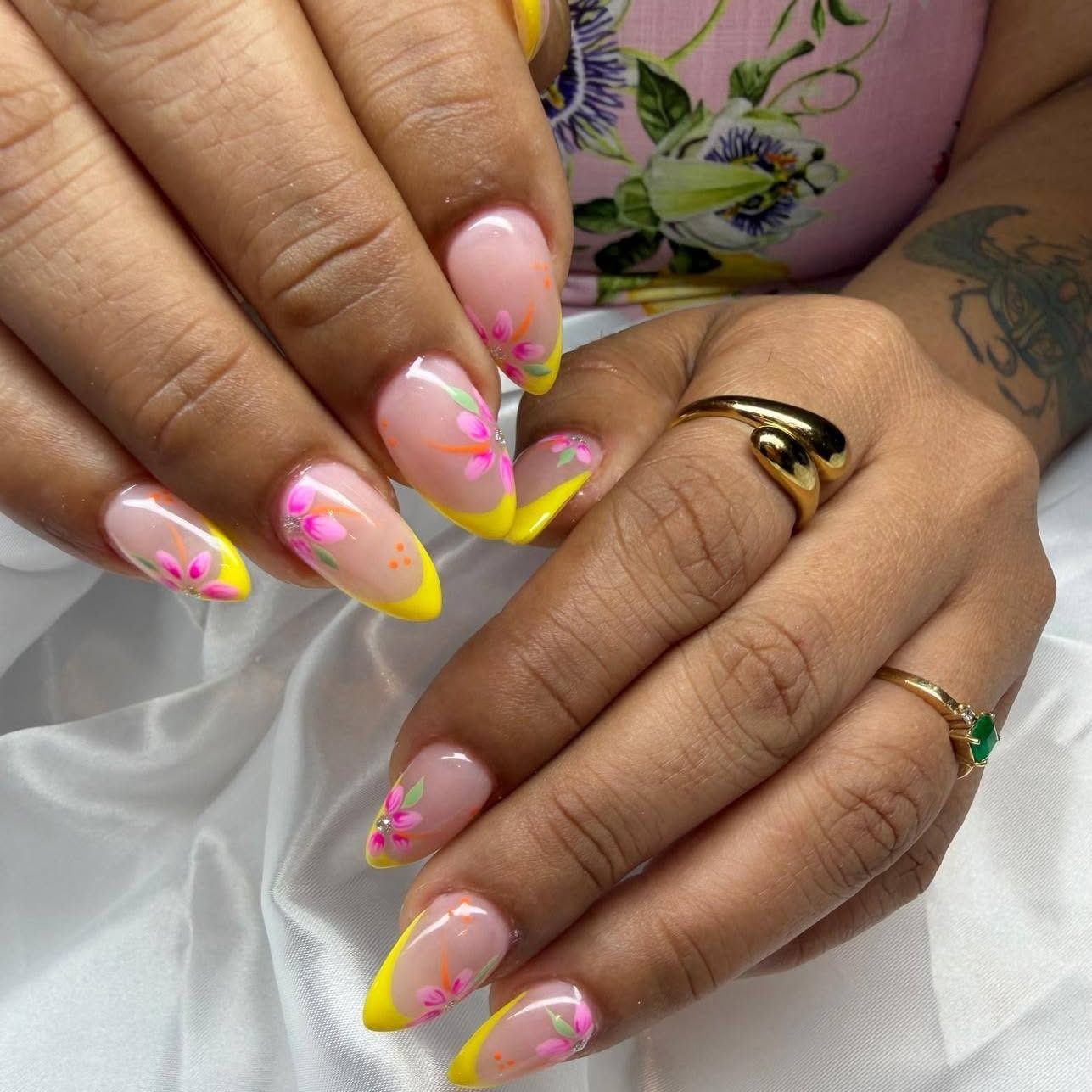 French met roze bloemetjes en gele tips
