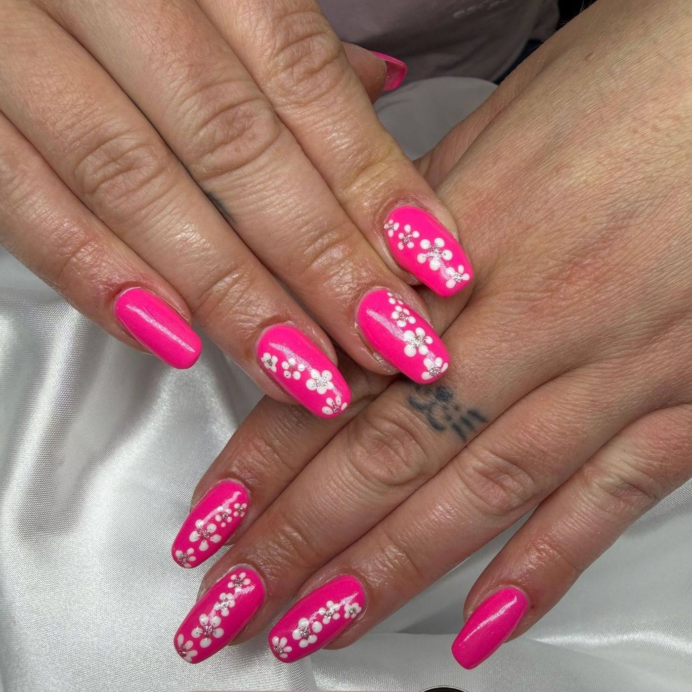 Fuchsia nagels met witte bloemetjes