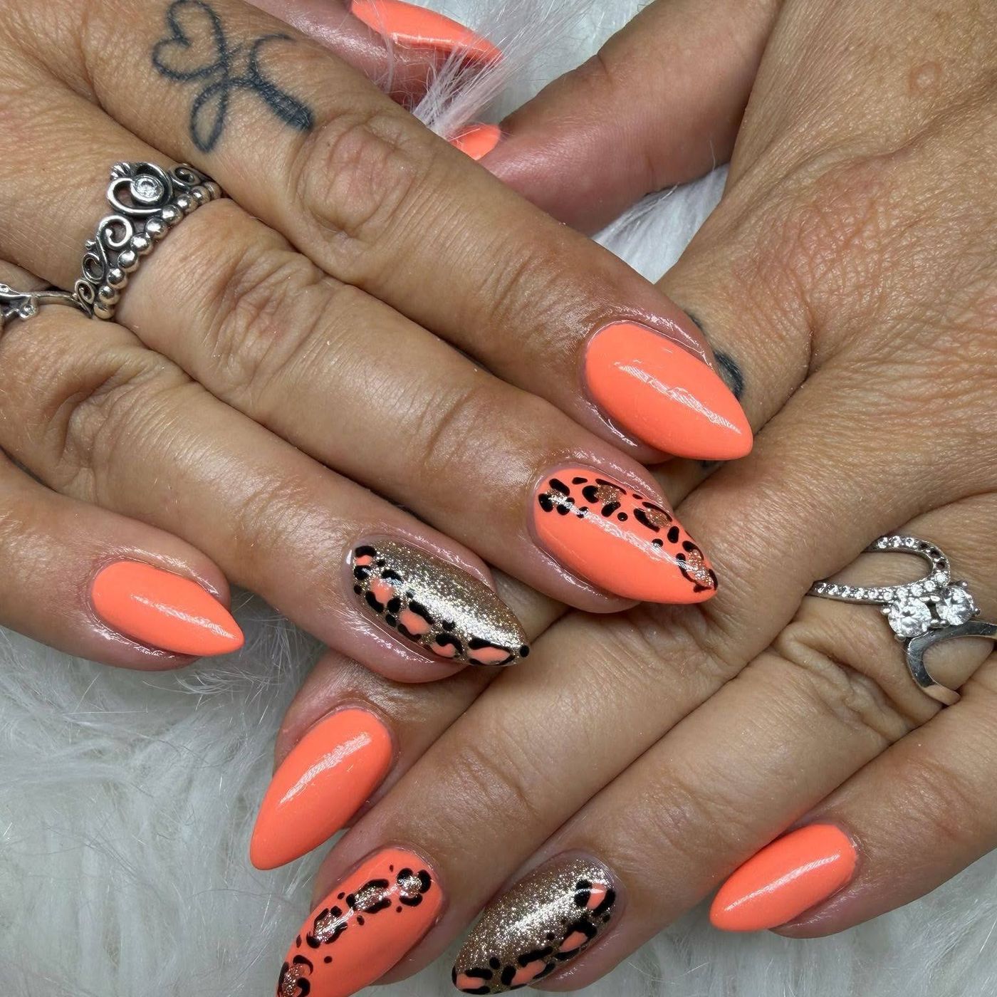 Koraal nagels met luipaardprint