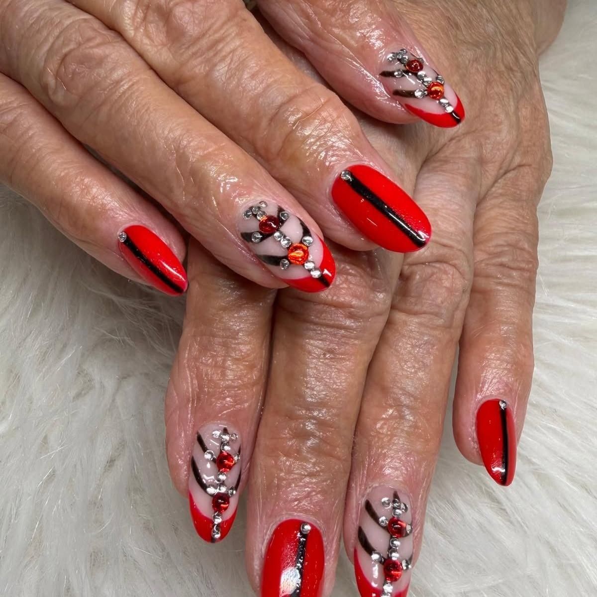 Rode nagels met bloemen