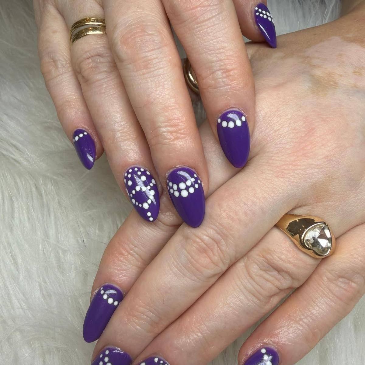 Paarse nagels met stipjes