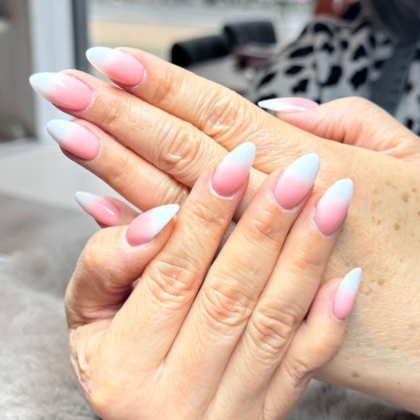 Babyboomer ombre op amandelnagels