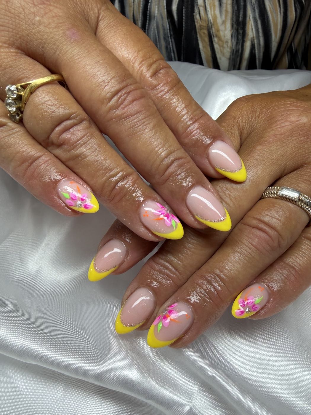 French met gele tips en roze bloemetjes