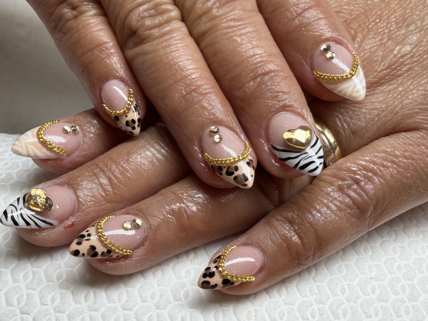Luipaard en zebra met gouden kettinkjes en een hartje