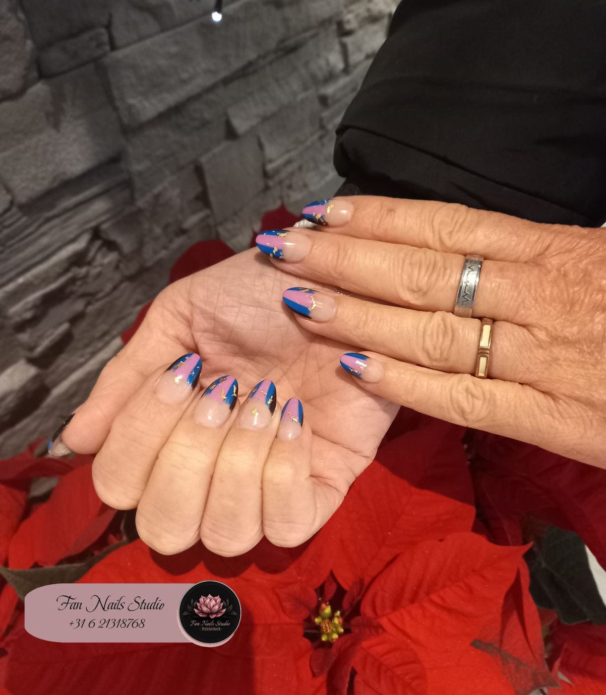 Blauwe french met het kaartje van Fan Nails Studio